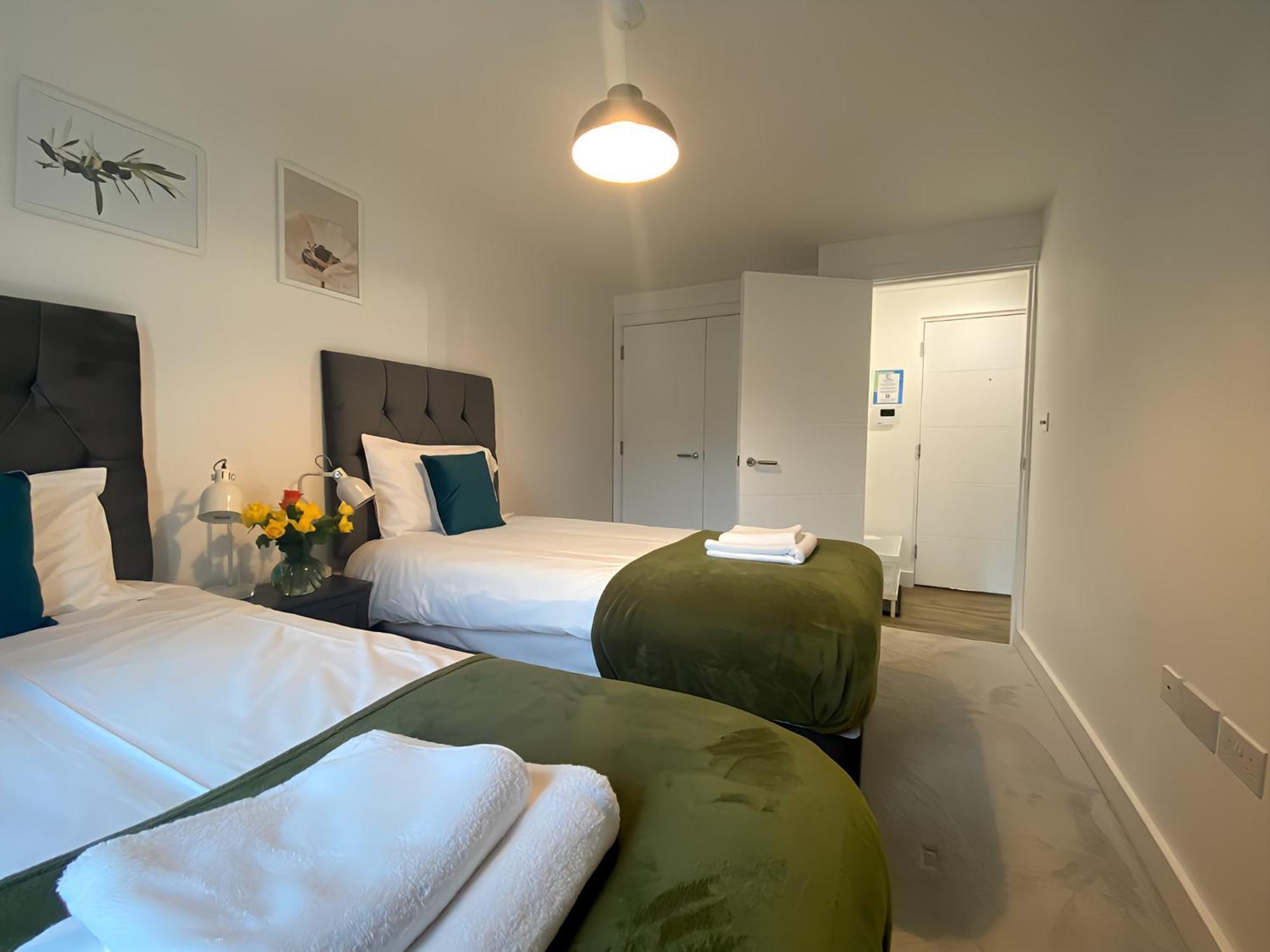 Cambridge Stays Riverside Apart Hotel With 2Br Flats At The City Centre-Parking-Balcony Exterior photo